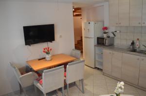 Kuchyňa alebo kuchynka v ubytovaní Anastasias Apartment center City F