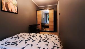 ein Schlafzimmer mit einem Bett und einem großen Spiegel in der Unterkunft Cosy and Bright Apartment in Gizycko in Giżycko