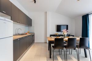 una cucina con tavolo e sedie di Apartments Iris a Marina