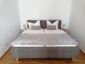 um quarto com uma cama grande e 2 almofadas em Gästewohnung Helena em Völkermarkt