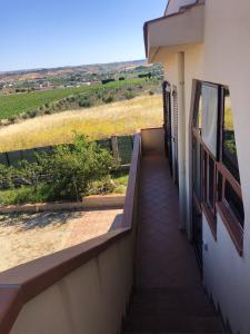 Balcone o terrazza di 3 bedrooms appartement at Menfi 800 m away from the beach with sea view enclosed garden and wifi