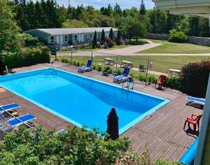 an overhead view of a swimming pool on a patio at Bay Vista Motel in Cavendish
