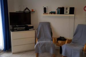 Μια τηλεόραση ή/και κέντρο ψυχαγωγίας στο Joli studio 43 avec vue sur les Dourbes 04
