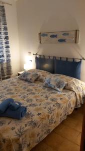- une chambre dotée d'un lit avec une couverture et des oreillers dans l'établissement La casetta dei pesciolini, à Sestri Levante