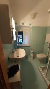 une salle de bain avec un lavabo blanc et des toilettes dans l'établissement La casetta dei pesciolini, à Sestri Levante