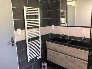 Koupelna v ubytování Pavillon récent avec 3 chambres + 17 fotografií