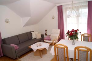 - un salon avec un canapé et une table dans l'établissement Ferienwohnungen Gerti, à Klopein am Klopeiner See