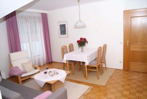 A seating area at Ferienwohnungen Gerti