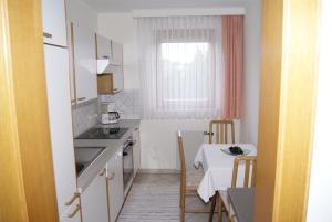 A kitchen or kitchenette at Ferienwohnungen Gerti