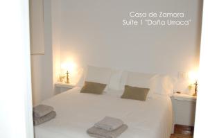 A bed or beds in a room at La Casa de Zamora