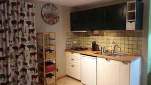 una cocina con fregadero y encimera en 6 Ad un passo dal centro, en Aosta