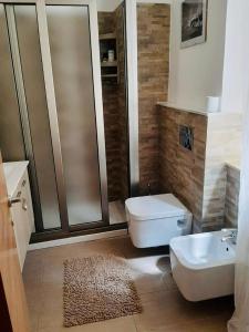 y baño con ducha, aseo y lavamanos. en Taormina Private Apartment by Fragranza Di Sicilia, en Taormina