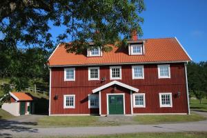 a red house with an orange roof at Värmvik Gårdskontor in Västervik