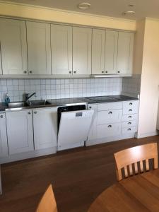 Kuchyň nebo kuchyňský kout v ubytování Värmvik Gårdskontor + 14 fotografií