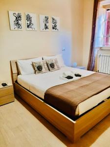 1 dormitorio con 1 cama grande con marco de madera en Taormina Private Apartment by Fragranza Di Sicilia, en Taormina