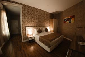 Een bed of bedden in een kamer bij Villa Inn Hotel