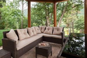 Wiklinowa kanapa siedząca na werandzie w obiekcie Villa Gina Umbria Luxury Retreat w mieście SantʼAnatolia di Narco +42 zdjęcia