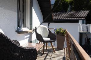 - Balcón con 2 sillas y mesa en Haus Bregenz Apartment Festspiele, en Lochau