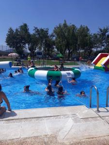 - un groupe de personnes se baignant dans une piscine dans l'établissement Viviendas de uso turisitco Dulcinea, à Ventas con Peña Aguilera