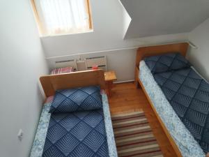 2 Etagenbetten in einem kleinen Zimmer mit in der Unterkunft Cabana Anita in Sovata