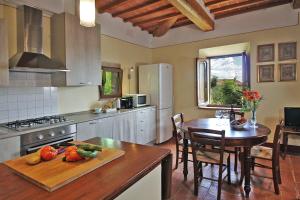 eine Küche mit einem Holztisch und einer Tableasteryasteryasteryasteryasteryasteryastery in der Unterkunft Stuart Apartments in Montepulciano
