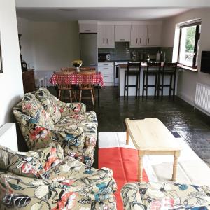sala de estar con sofá y mesa en Mary’s Cottage en Sneem