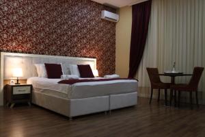 Een bed of bedden in een kamer bij Villa Inn Hotel