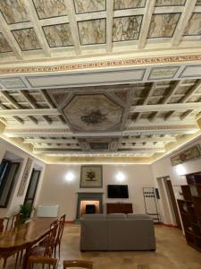 Televízia a/alebo spoločenská miestnosť v ubytovaní Palazzo Forlani