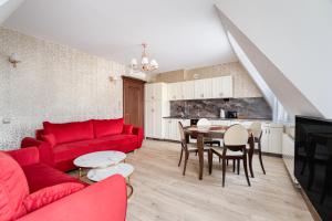 - un salon avec un canapé rouge et une table dans l'établissement Purpurowy Sen, à Sopot