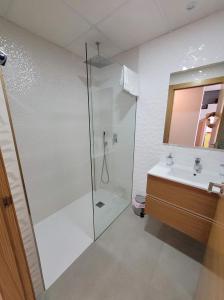 y baño con ducha y lavamanos. en Sukha Nara Apartment 47, en Gran Alacant