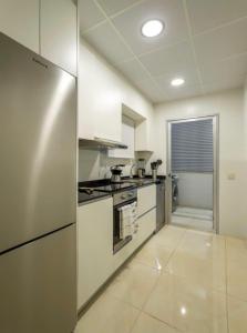 eine große Küche mit einem Kühlschrank aus Edelstahl in der Unterkunft Marina D’Or. Miramar. Estrenar. in Oropesa del Mar