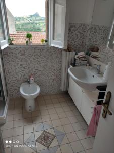 łazienka z umywalką i toaletą w obiekcie UNA CASA DEL BORGO MEDIEVALE a HOUSE IN MEDIEVAL VILLAGE w mieście Gessopalena