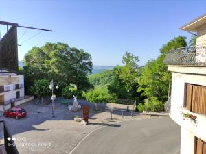 GessopalenaにあるUNA CASA DEL BORGO MEDIEVALE a HOUSE IN MEDIEVAL VILLAGEの建物前駐車場