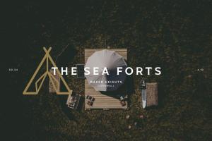 托波因特The Sea Forts Cornwall的海堡用雨伞读书的标志