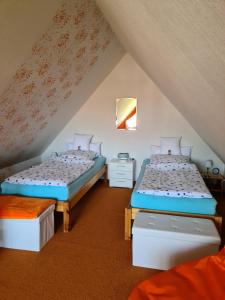 Postel nebo postele na pokoji v ubytování Ferienwohnung Haus Fischer