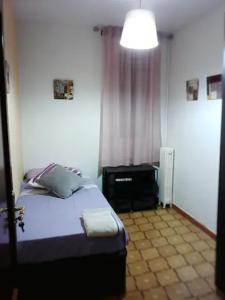 1 dormitorio con cama y ventana con luz en Las Golondrinas Zaragoza habitación para una persona, en Zaragoza