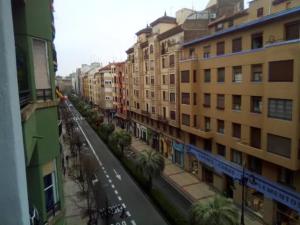 uma vista para uma rua da cidade com edifícios em Las Golondrinas Zaragoza habitación para una persona em Zaragoza