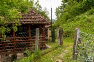 an old house with a fence in front of it at Mikin vajat i ribnjak Korenita, Loznica in Loznica