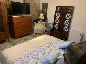 una camera con letto, TV e cassettiera di Casa Tatisita Family a Segura de la Sierra