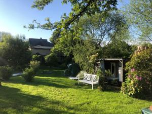 um jardim com um banco no quintal em Bauwagen für 4 Pers. em Kasnevitz