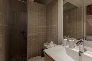 La salle de bains est pourvue d'un lavabo, de toilettes et d'un miroir. dans l'établissement Le Lys Dort Sarlat, à Sarlat-la-Canéda