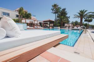 Bazén v ubytování Zeus Village Resort - Adults Only nebo v jeho okolí