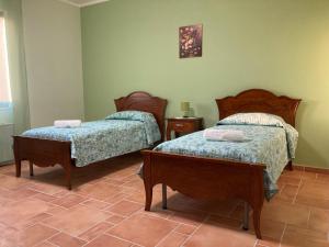 Habitación con 2 camas y mesa. en Agriturismo Tenuta della Madama, en Venticano