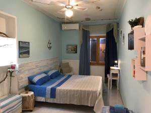 ポザーダにあるSu Soleのベッドルーム(青い枕のベッド1台付)