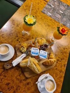 un tavolo con un vassoio di prodotti per la colazione e bevande di Le Lys Dort Sarlat a Sarlat-la-Canéda