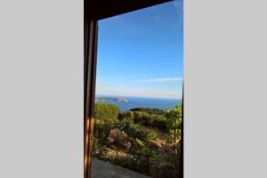 una finestra con vista sull'oceano di Pietra Fiorita Cottage a Pisciotta