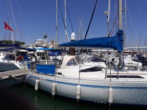 ein weißes Boot, das an einem Dock mit anderen Booten angedockt ist in der Unterkunft Java Yacht in El Puerto de Santa María