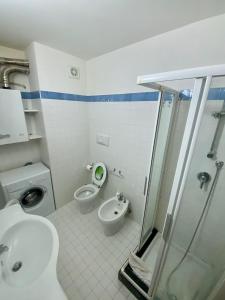 łazienka z prysznicem, toaletą i umywalką w obiekcie Residence Cavallino Bianco w mieście Terminillo +11 zdjęć