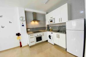 Kuchyň nebo kuchyňský kout v ubytování “SMILE NERJA” chic apartment with WIFI, 4 guests