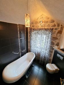 Ένα μπάνιο στο Palace Jelena Rooms